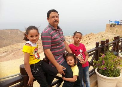 الشهيد أحمد عبد النبي وبناته