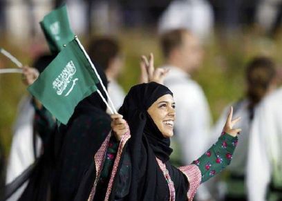 سيدات السعودية يرفع علم المملكة العربية السعودية