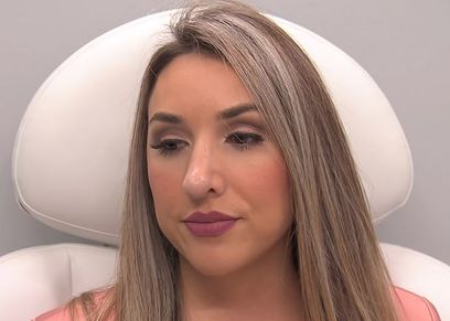بالفيديو.. سيدة أمريكية تتفاجأ بنمو أنفها بعد إجراء جراحة تجميلية  لتصغيرها