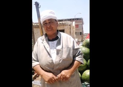 عفاف بائعة البطيخ بالزي الرجالي