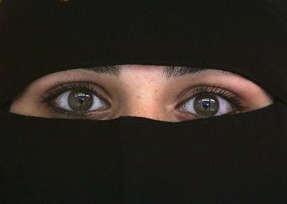  فتاتان تختطفان الشباب وتطلبان فدية
