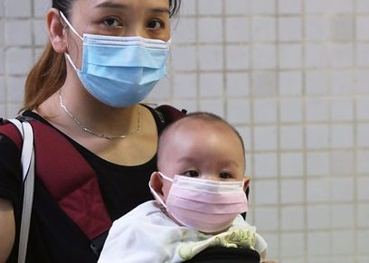 أسرة ترتدي الكمامات للحماية من فيروس كورونا
