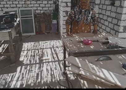 مروة أثناء عملها بالورشة