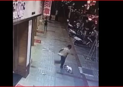 سيدة تعتدى بالضرب المبرح على طفل في أحد الشوارع بطريقة وحشية