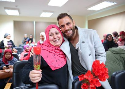 الفنان نيكولا معوض يحتفل بعيد الحب مع محاربات بهية اليوم