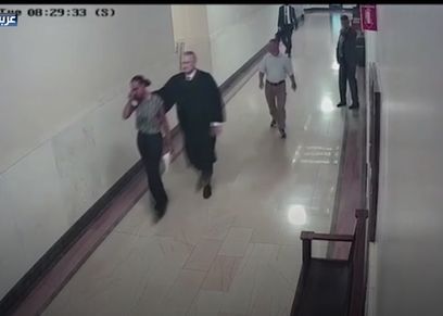 بعدما وضع يده علي ظهر امرأة.. قاضٍ أمريكي يستقيل من منصبه