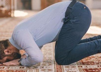 نصائح طبية لتجنب آلام الركبة خلال أداء الصلاة
