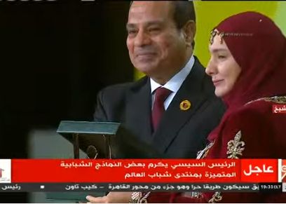 تكريم الرئيس عبدالفتاح السيسي للشابة دنيا زاد