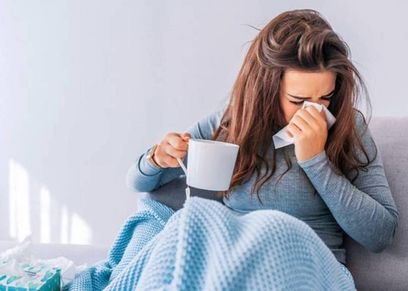 فتاة تعاني من أعراض مرضية