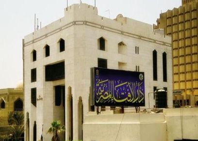 خلع المرأة ملابسها خارج منزلها حرام