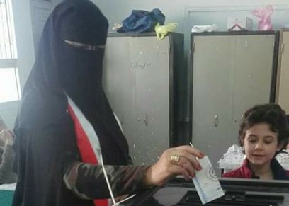 سيدة منتقبة بشمال سيناء تشارك فى التصويت