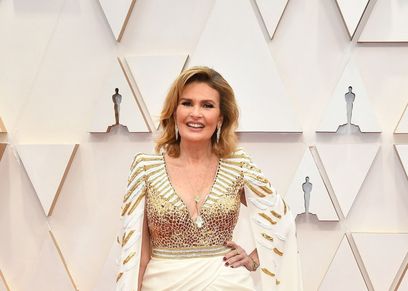 الفنانة يسرا