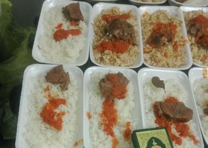 جانب من الوجبات التي توزعها المؤسسة