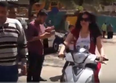 سما المصري تفاجأ الجمهور بركوبها دراجه مستنكرة من طلب الفتيات 