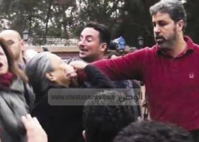 أحد أنصار الجماعة وهو يحاول إسكات شاهندة مقلد 