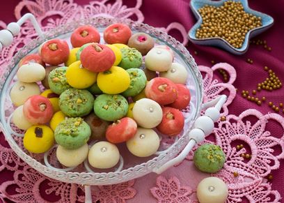 طبق غريبة ملونة