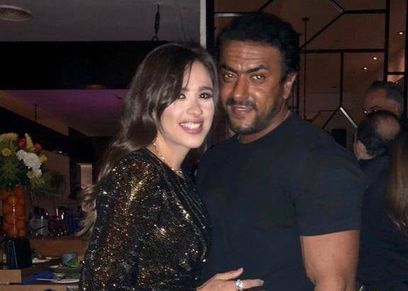 ياسمين عبد العزيز يثير الجدل بصورة في حضن أحمد العوضي: