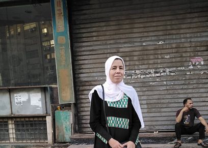 ضحى أمام بضاعتها