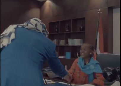 الطفلة السودانية وهي تستقبل أعضاء الحكومة