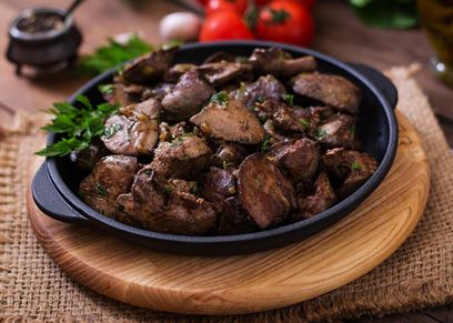 كبدة وكلاوي مع سطلة طحينه والحلو صوابع زينب