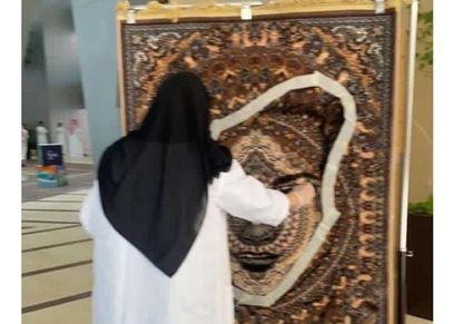 نورا تبدع في الرسم على السجاد