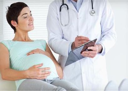 الإفتاء توضح حكم كشف عورة المرأة أمام طبيب النساء