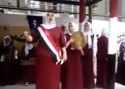 طالبة تردد اغنية