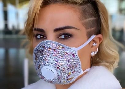 أحد المشاهير التي ارتدت كمامات سامية الزقلة