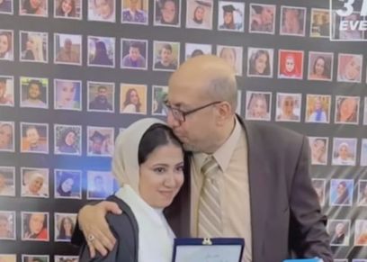 طالبة تهدي والدها درعا في حفل تخرجها