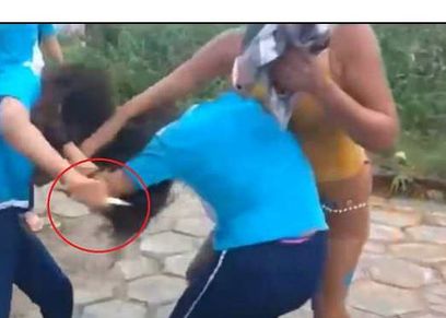 أم تحرض ابنتها على طعن زميلتها بسكين