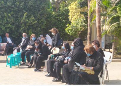 وصول جثمان فرخندة حسن إلى المسجد قبل صلاة الجنازة