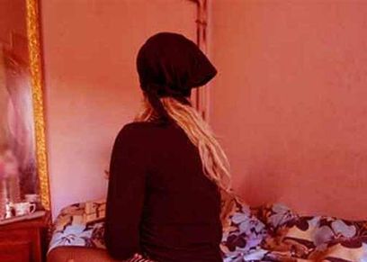 القبض على فتاة باعت لحظات حميمية جمعتها بزوجها لمواقع مخلة للآداب