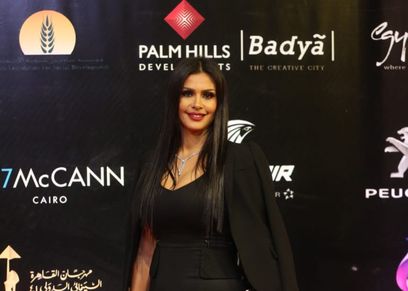 اللون الأسود يطغى على أزياء الفنانات في ثاني أيام