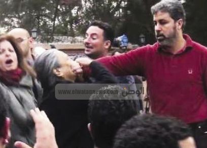 أثناء تكميم فم المناضلة الراحلة شاهندة مقلد في مظاهرات ضد الإخوان