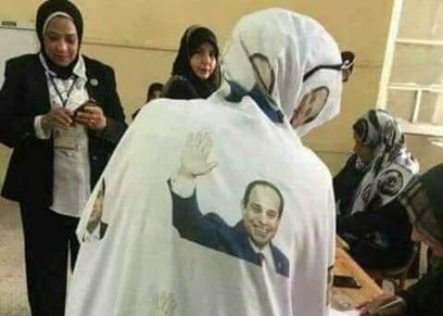 عباءة وصور مطبوعة.. إطلالة سيدة مصرية خارج مصر للاستفتاء على التعديلات الدستورية