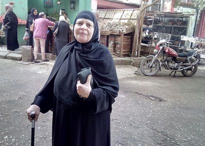 سيدة سبعينية