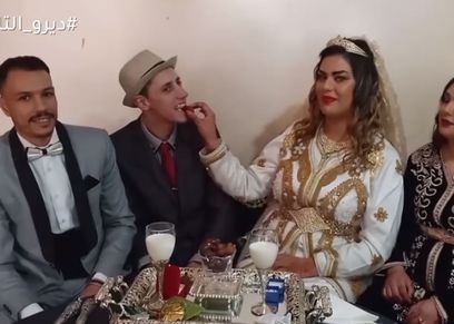 شاب مغربي يخطب فتاتان