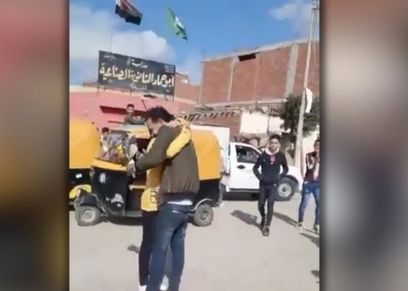 واقعة احتضان شاب لطالبة أمام المدرسة