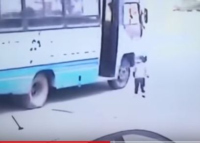 لحظة دهس الطفلة