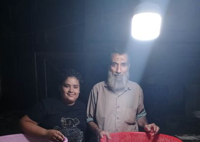 عبدالرحمن بائع البكلاويز مع جده