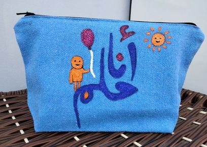 جانب من الحقائب القماش التي تنتجها " إلهام"