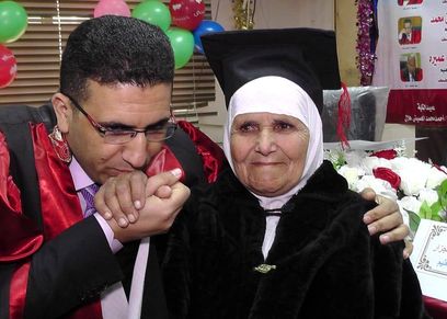 الدكتور حمدي يهدي والدته الروب والكاب خلال مناقشته الدكتوراة