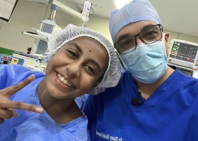 الطبيب هاني عبدالجواد والطفلة السودانية إيناس