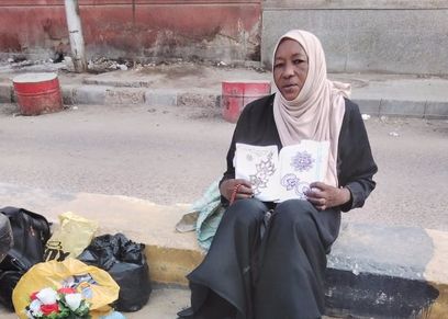 اخلاص سيدة سودانية ترسم الحنة للفتيات