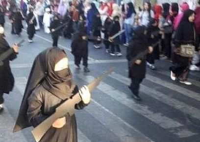 تلميذات بإندونسيا يرتدين ملابس داعش