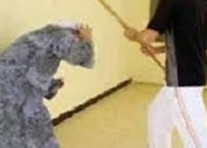 زوجة تطلب الخلع لاعتداء زوجها على والدتها بالضرب