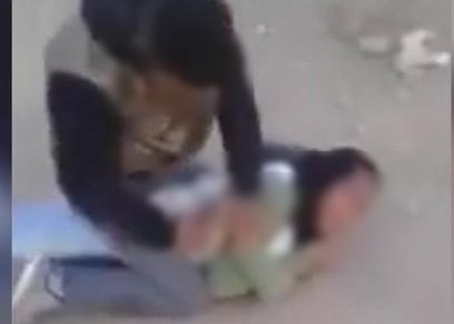 بعد ساعات من تداول نشطاء مغاربة فيديو صادم لشاب يتعدى جنسيا على فتاة تبدو قاصرًا محاولا اغتصابها ولمس أماكن حساسة من جسدها بالإكراه، متفاخرًا أمام عدسة كاميرا هاتف صديقه الذي اكتفى بتوثق الواقعة دون التدخل بمحاولة إغاثة الفتاة التي ظهرت في الفيديو تصرخ بشك