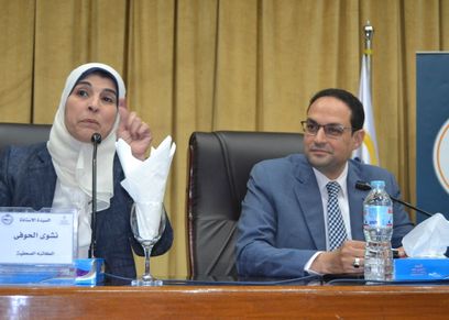 الحوفي تتحدث خلال الندوة