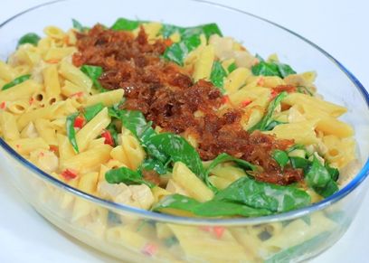 مكرونة بصوص أبيض مع الدجاج