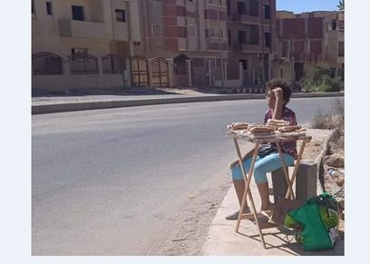 طفل يقف على طاوله لبيع السندوتشات في العبور